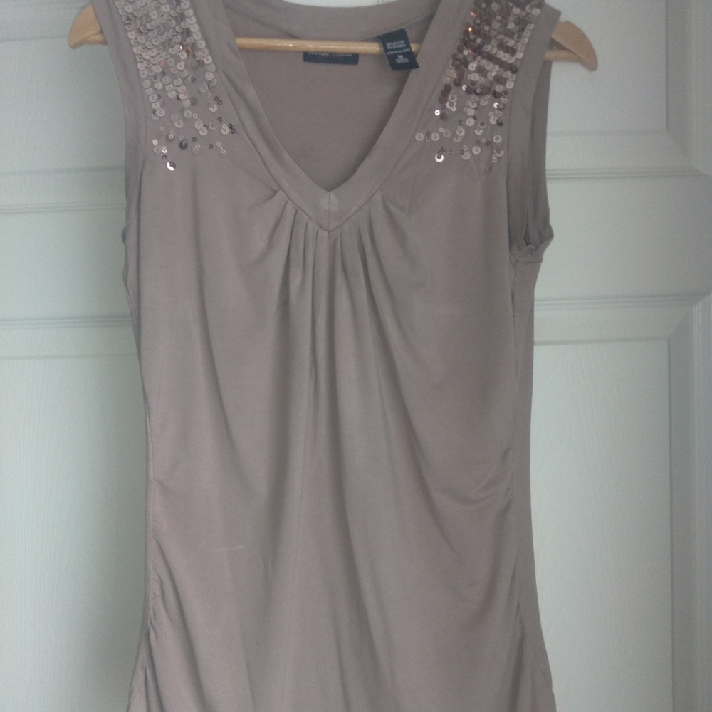 Super cute New York and Company top!!
